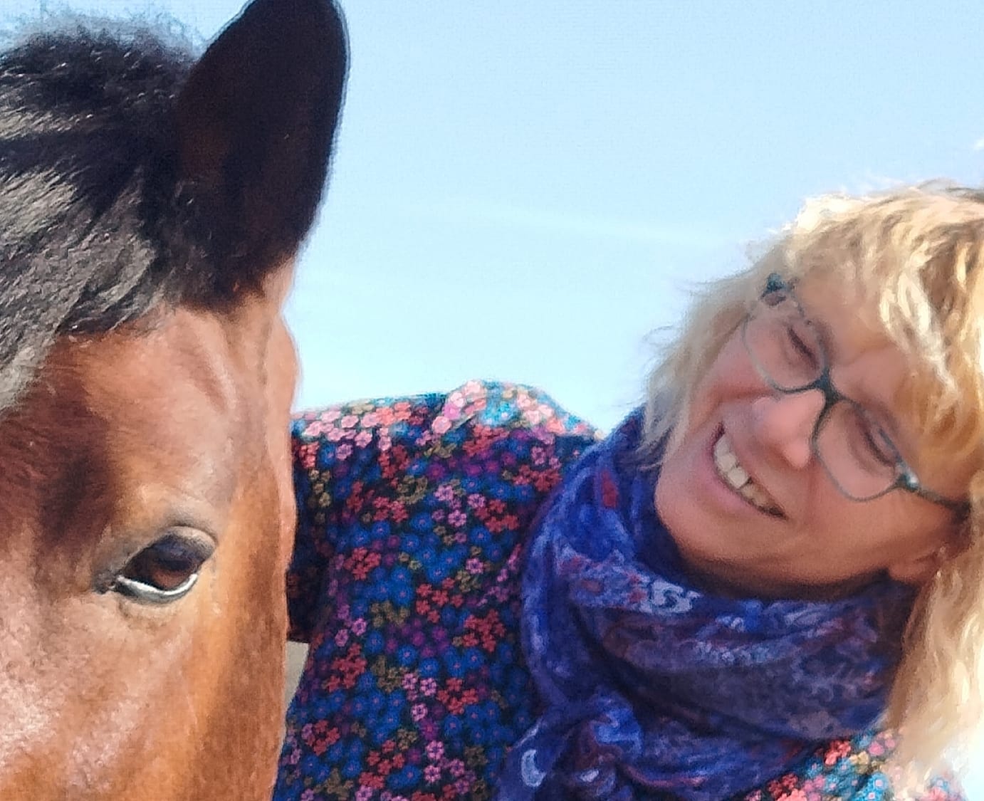 Isabelle Blondelle côte à côte avec un cheval